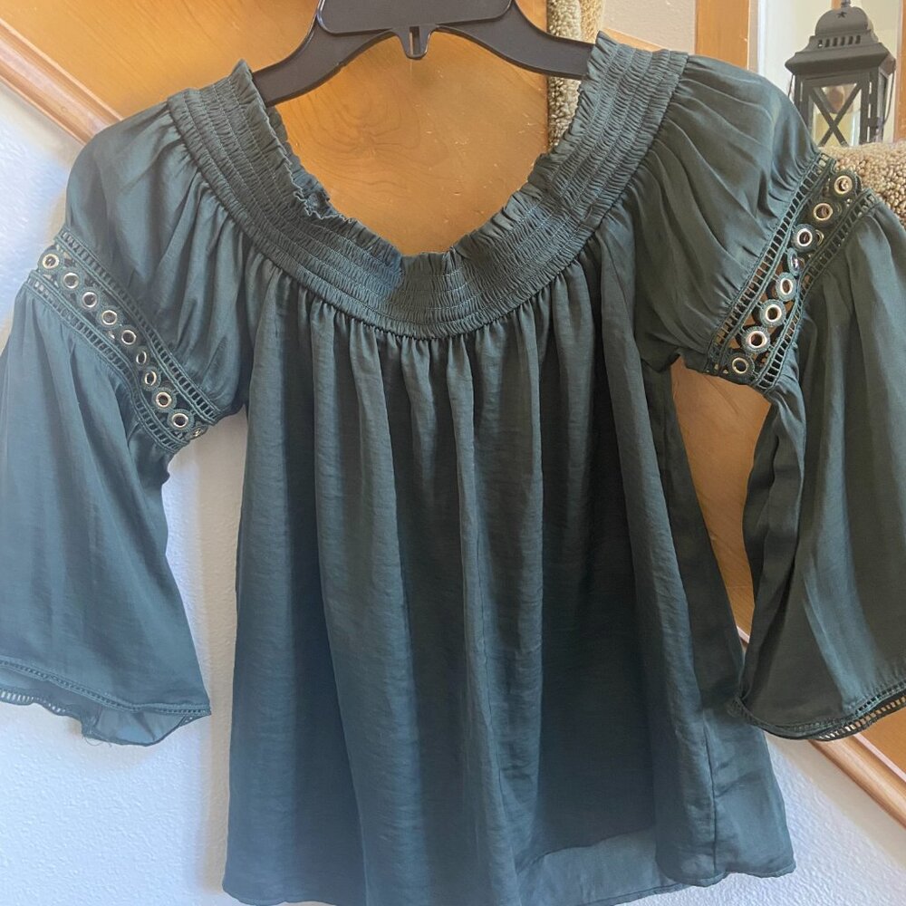 Jennifer Lopez Boho Olive Off-the-Shoulder Peasant Top never worn women’s size S